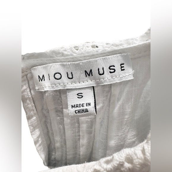 Chic White Ruffle Blouse - Picture 3 of 4